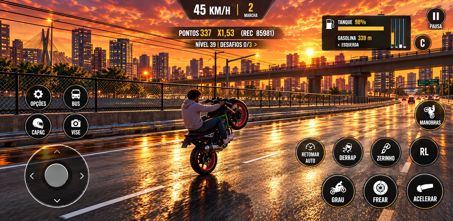 Motociclista empinando moto durante o pôr do sol